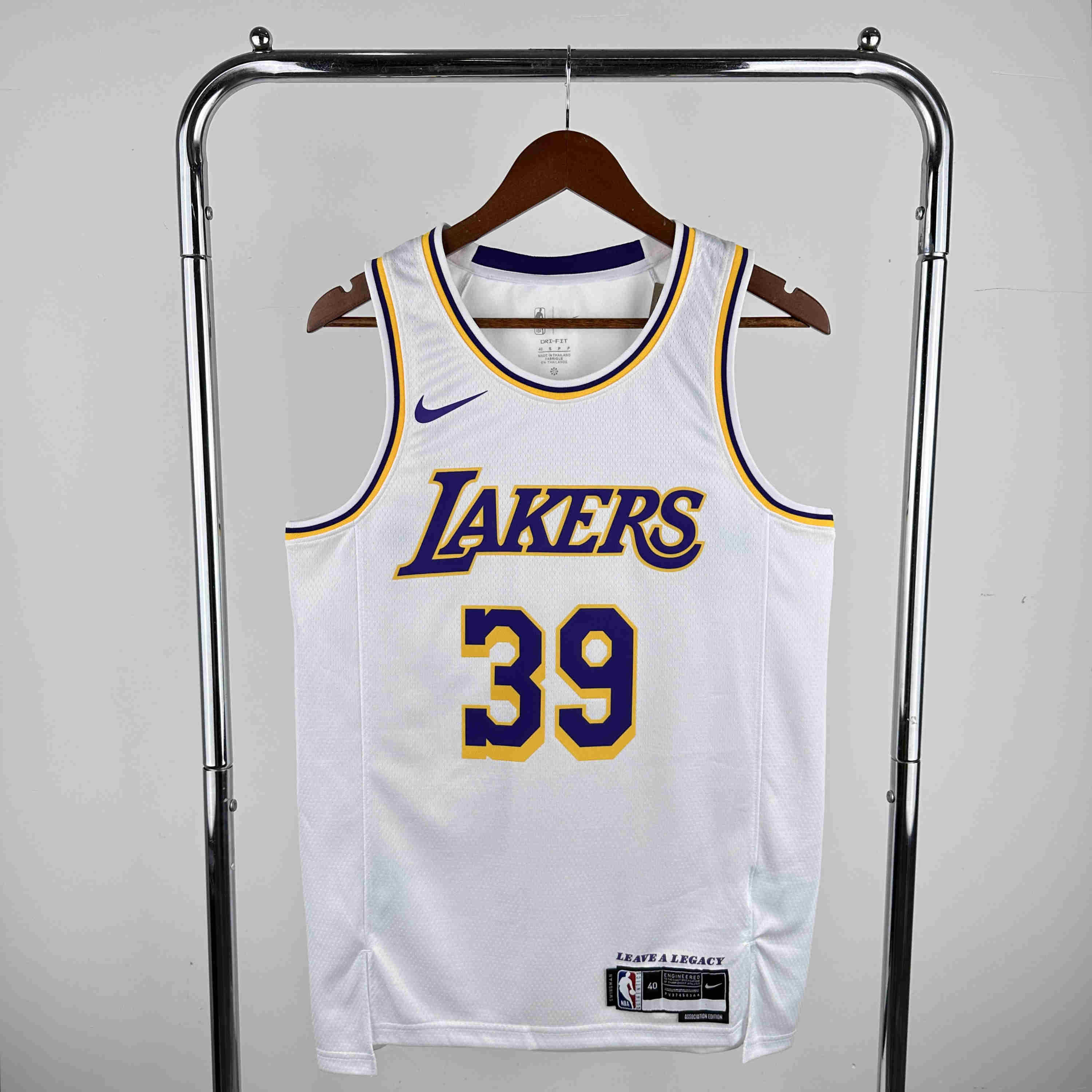 Los Angeles Lakers   NO.39