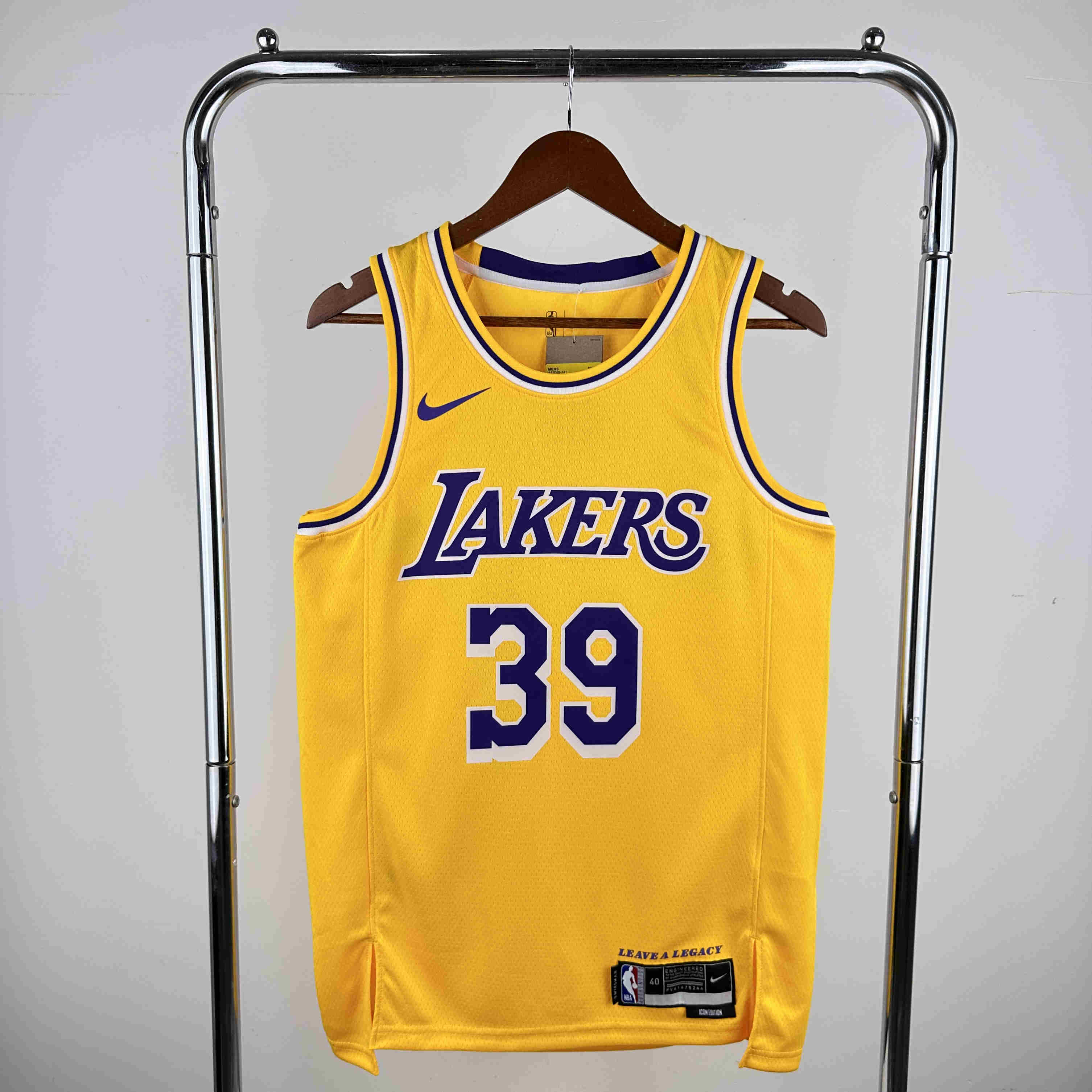 Los Angeles Lakers   NO.39